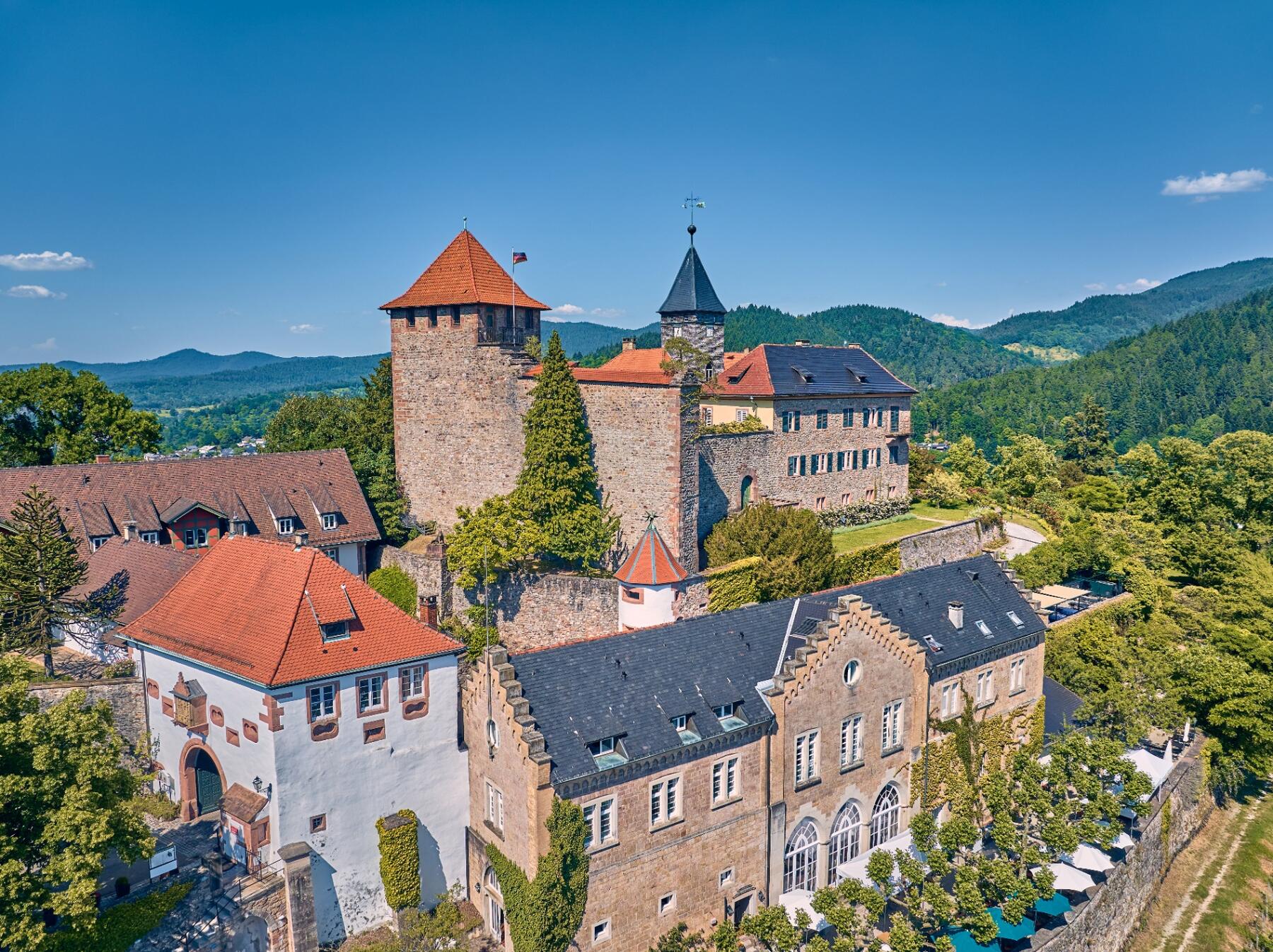 Schlossensemble mit Bergfried und Wehrtürmen aus der Luft